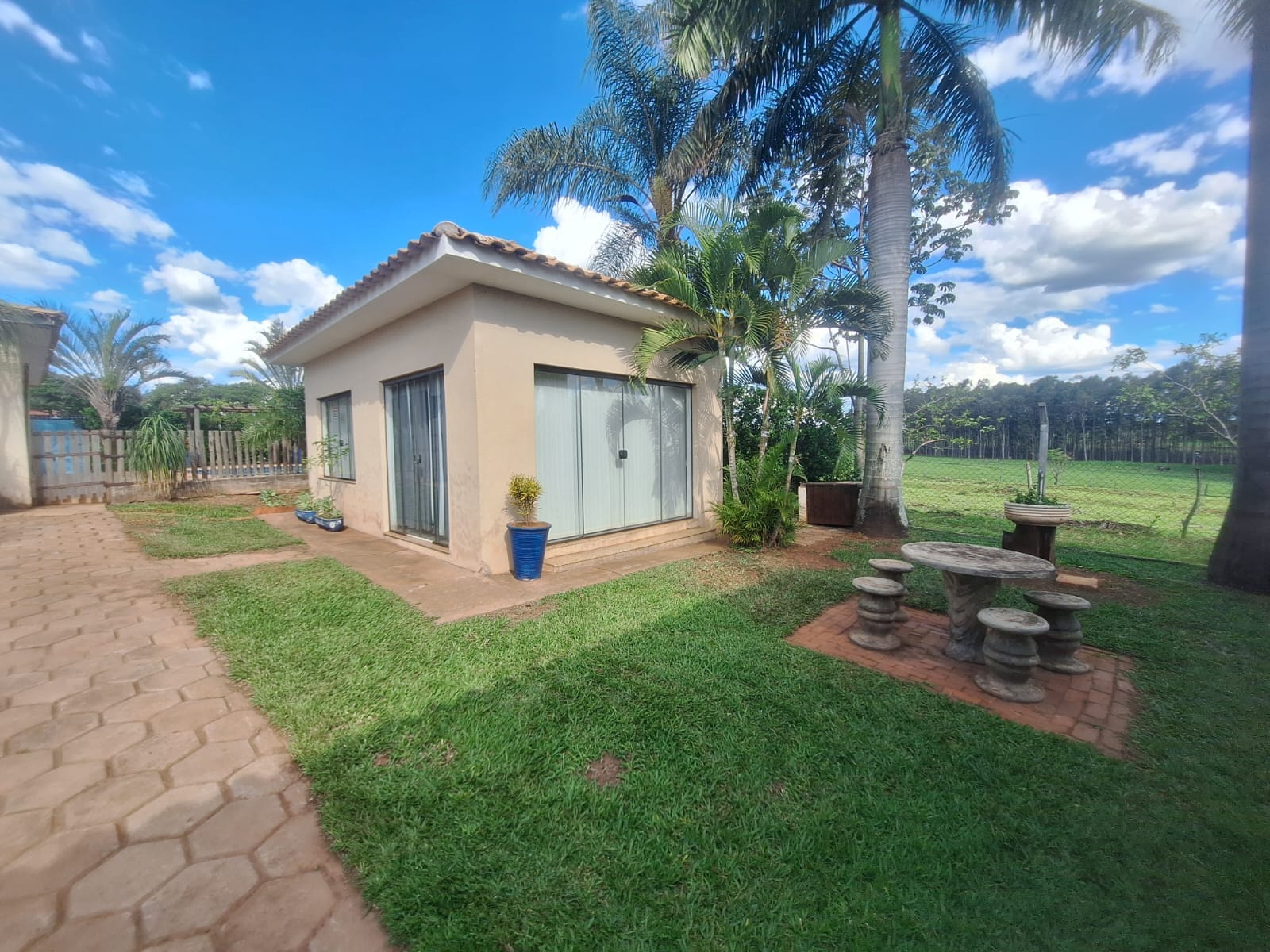 Casa de hóspedes com portas de vidro e mesa de pedra ao lado