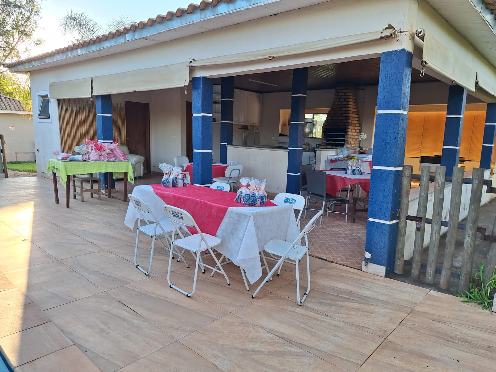 Espaço preparado para uma festa com mesas montadas