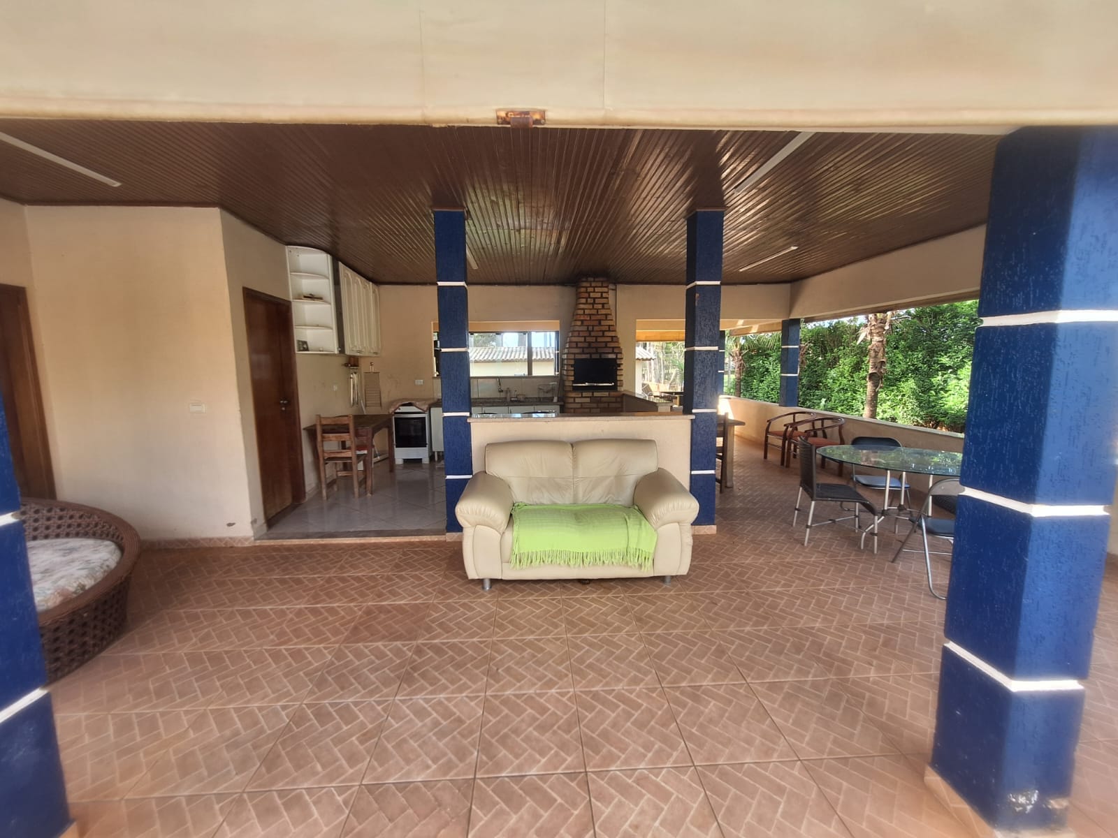 Salão coberto com cozinha, churrasqueira e mesas