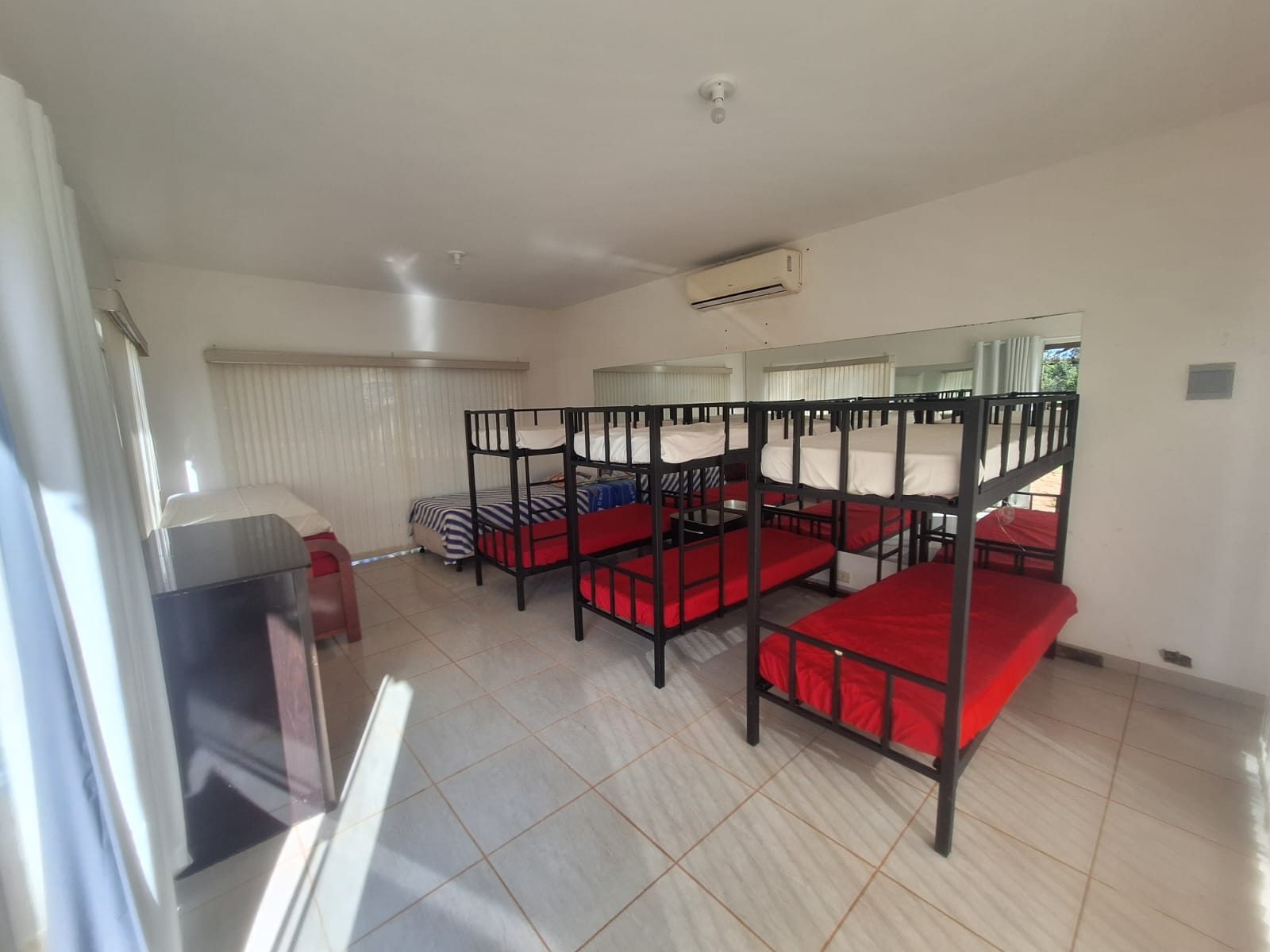 Loft com vários beliches e ar-condicionado para grupos maiores