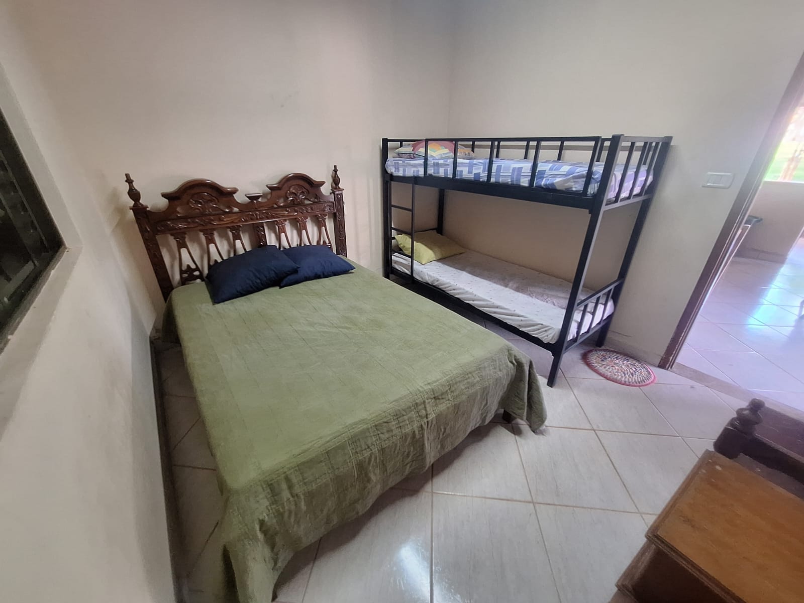Quarto com cama de casal e beliche