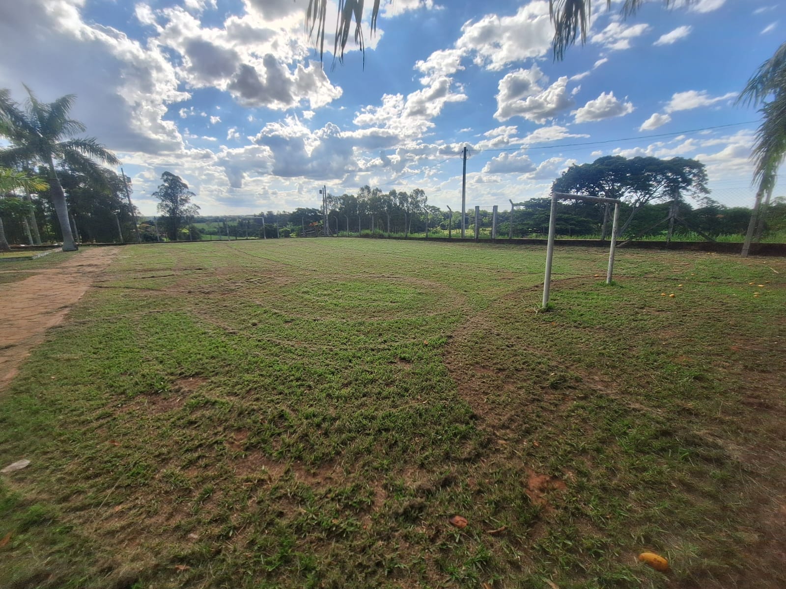 Campo de futebol gramado com traves