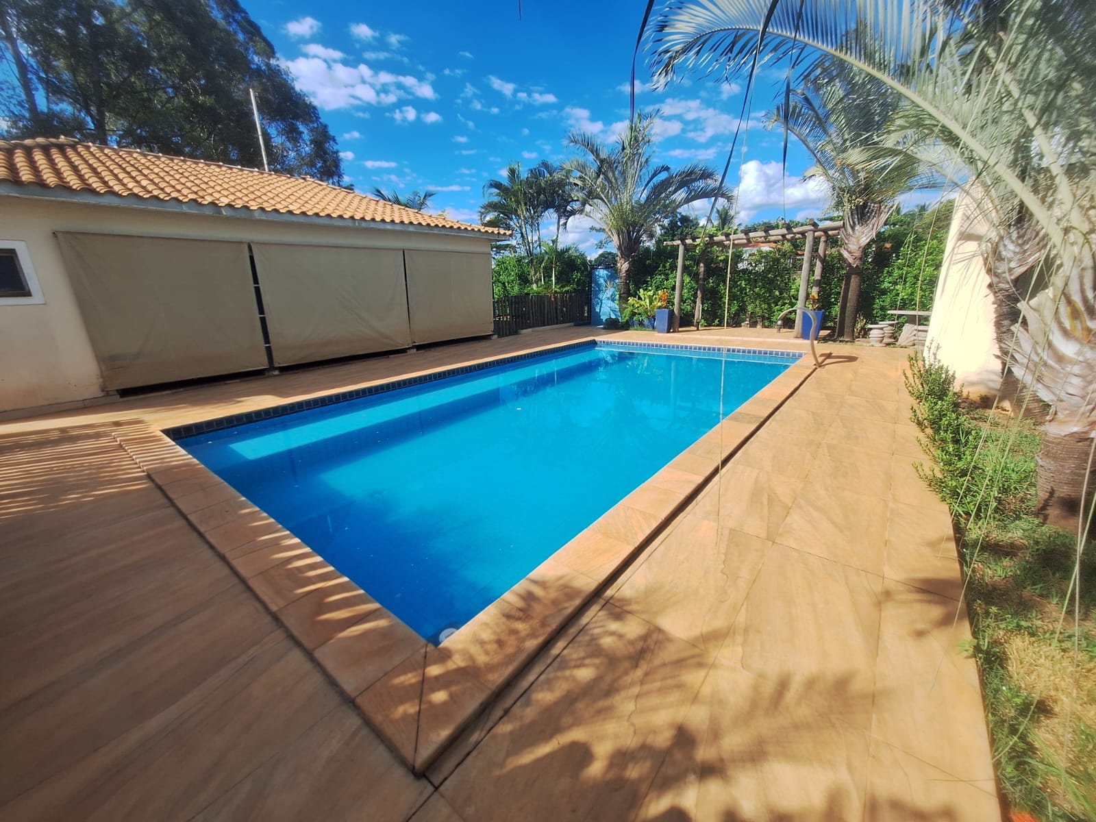 Piscina da Chácara da Lia com deck e área verde